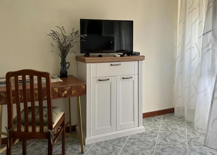1 Bedroom Awesome In Διαμέρισμα *